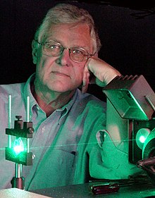 William B. Bridges, mit einem Argonionenlaser, 2005.jpg