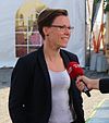 Winni Grosbøll interviewes af TV 2 på Folkemødet 2016 (cropped to Winni Grosbøll's torso).jpg