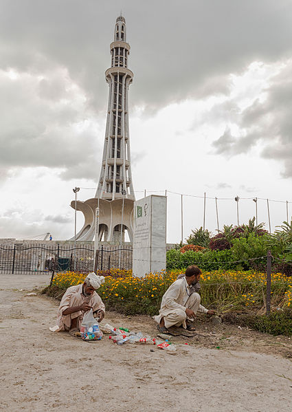 File:Working Men Infront of Minar-e-Pakistan.jpg