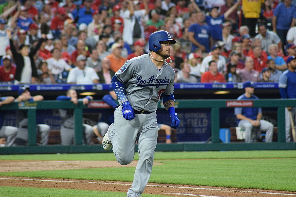 File:Yasmani Grandal (46983660785) (cropped).jpg - Wikimedia Commons