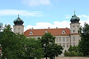 Čeština: Celkový pohled od parkoviště. Zámek. Mníšek pod Brdy v okresu Praha-západ. Česká republika. Camera location 49° 52′ 02.42″ N, 14° 15′ 31.44″ E    View all coordinates using: OpenStreetMap