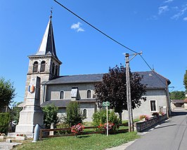 De kerk en het oorlogsmonument te Virieu-le-Petit