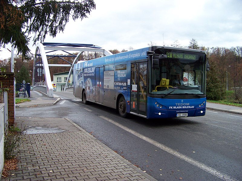 File:Čejetičky, autobus za mostem.jpg