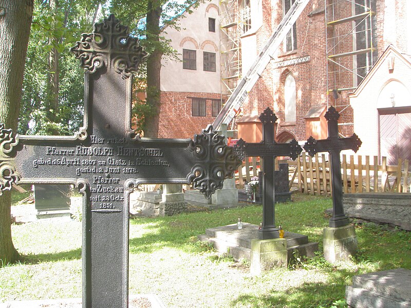 File:Żukowo, cmentarz w zespole klasztornym norbertanek - panoramio (2).jpg