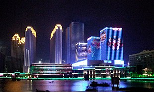 תמונה שצולמה בשעות הלילה ובה נראית כיכר ואנדה בצ'ואנג'ואו כשברקע גורדי שחקים מוארים
