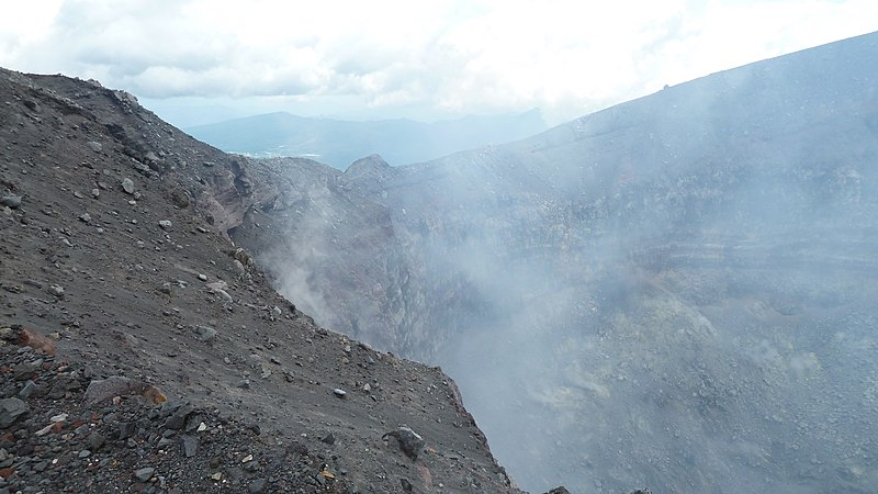 File:浅間山噴火口-西から北東向き - panoramio.jpg