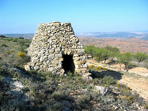 Vista frontal de una barraca de piedra en el Camino de la Madera, Ademuz (Valencia).