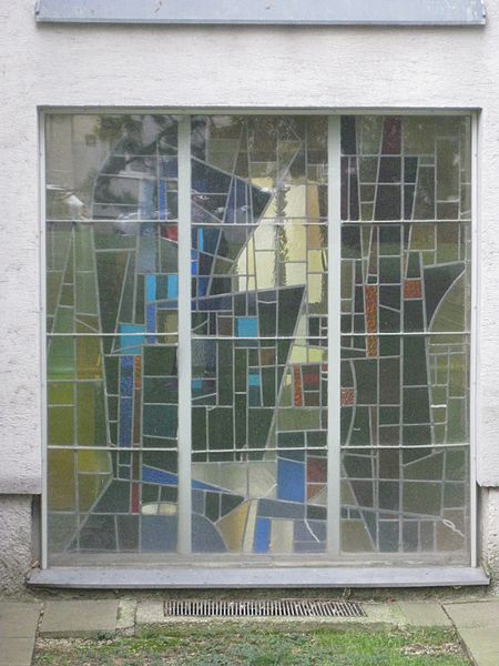 File:1230 Pölleritzergasse 6 - Harry S. Truman-Hof - Glasfenster Vegetative Abstraktion von Hans Staudacher 1961 IMG 7588.jpg