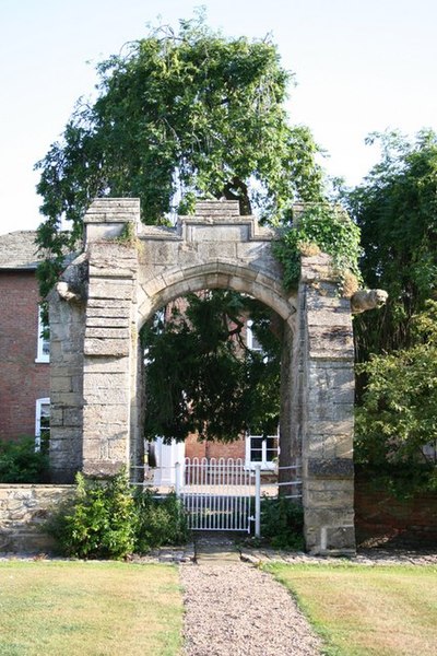 File:14th century gateway - geograph.org.uk - 201007.jpg