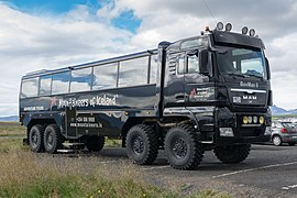 Stor åttehjulet lastebilbuss av type MAN TGX på Island.