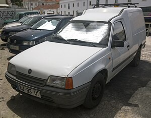 1991 Opel Combo 1.7D, front left (Lisbon).jpg