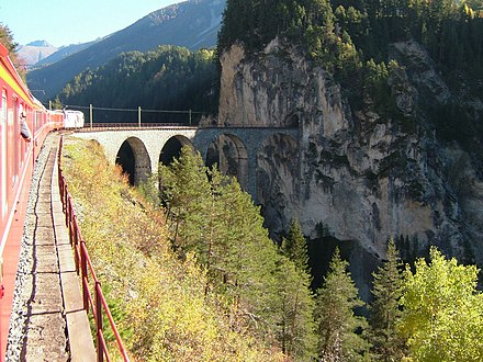 Southbound train between Tiefencastel - Filisur at Landwasser viaduct Südwärts fahrender Zug zwischen Tiefencastel - Filisur beim Landwasserviadukt