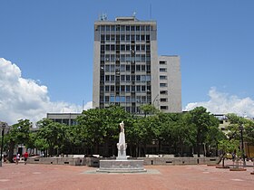 2018 Santa Marta (Colombia) - Edificio de los Bancos en el Parque Simón Bolívar.jpg