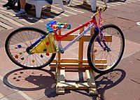 Support du vélo. Ceci a été réalisé en lien avec le départ du Tour de France, à Belfort, le 12 juillet 2019.