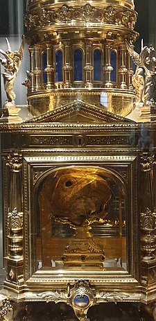 Relikviář s lebkou svatého Auberta v bazilice Saint-Gervais v Avranches.