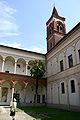 Chiostro e campanile / Cloister and church tower.