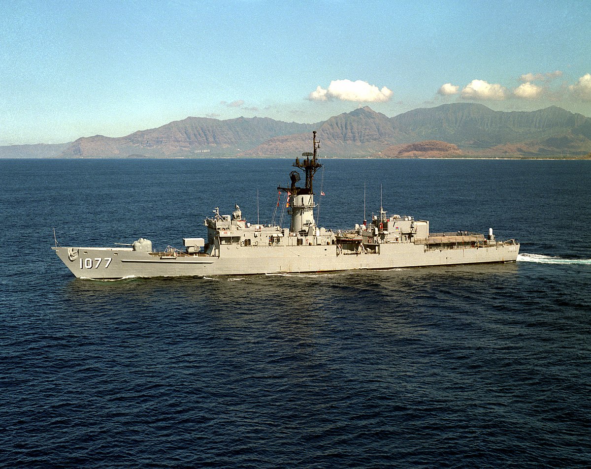 File:USS Ouellet (FF-1077) and USS Whipple (FF-1062) at Pearl Harbor in  1984.JPEG - Wikimedia Commons