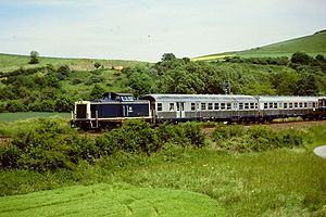 Typischer Nahverkehrszug mit einer Lok der Baureihe 212 und Silberlingen 1986 auf der Nahetalbahn