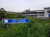 Papan tanda nama Sungai Kerayong berlatarbelakangkan bangunan stesen LRT Pandan Jaya.