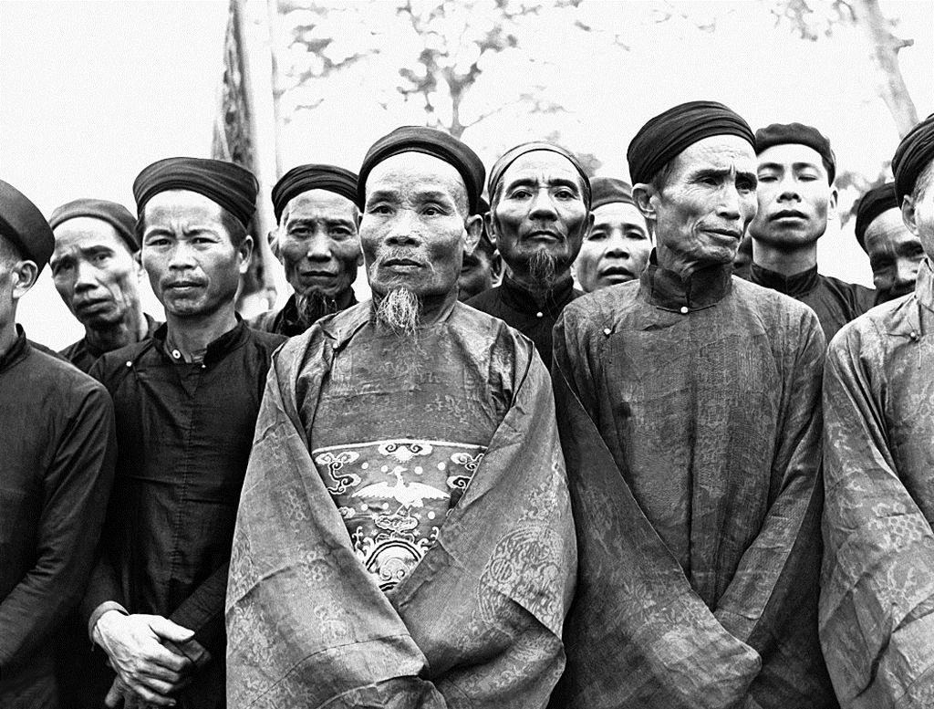 Muong notables welcoming Bao Dai in Hoa Binh on december 21st 1951, in Vietnam's image 1