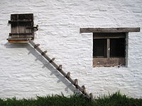 Kippenladder aan een boerderij.