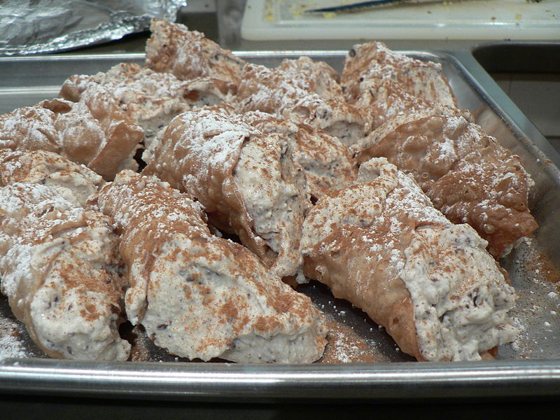 File:A mess of cannoli.jpg