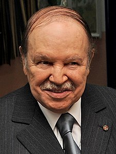 Abdelaziz Bouteflika avga sin stemme i parlamentsvalget 10. mai 2012 (beskjært) .jpg