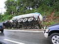 Acidente numa estrada em direção à Florianópolis (2003).jpg
