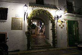 Vista nocturna de calle típica en Altea.