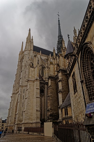File:Amiens - Rue Cormont - View NW on la Cathédrale Notre-Dame d’Amiens.jpg