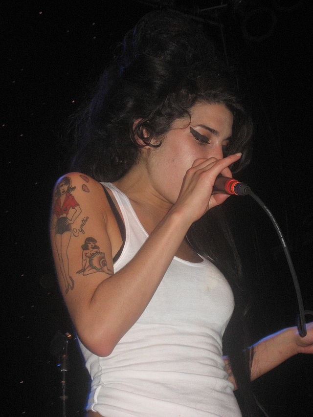 Amy winehouse википедия. Эми Уайнхаус 2007. Эми Уайнхаус булимия. Эволюция Эми Уайнхаус. Концерт Эми Уайнхаус в Москве зачем ей подносили воду.