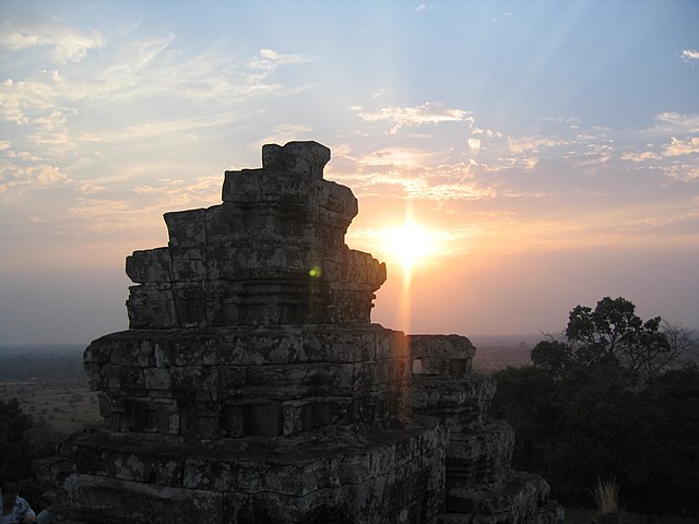 Hồi ký  2016 "SIÊM - PHÊNH : vừa đi vừa chạy" 640px-Angkor_2005_5