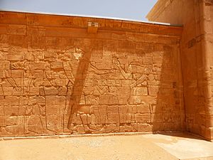 Relief des nubischen Gotts Apedemak am Löwentempel im Tempelkomplex al-Musawwarat as-sufra. Apedemak wird hier mit drei Löwenköpfen und vier menschlichen Armen dargestellt.