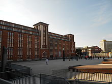 Der Arno-Schmidt-Platz in Hamburg mit Skulpturen von Stephan Balkenhol