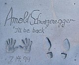 Առնոլդ Շվարցենեգերի ձեռքերի և կոշիկների հետքը Չինաստանի Գրաուման կինոթատրենի փառքի ծառուղում