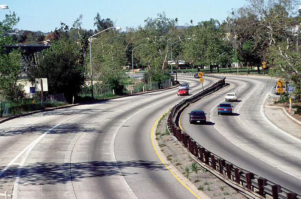 Looking south from Marmion Way showing the passing lanes, differently-colored from using different paving materials.