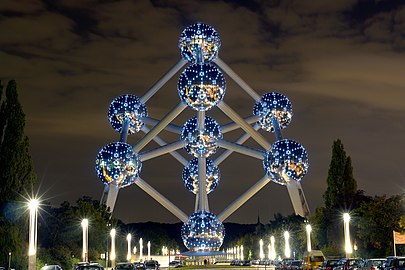 Illuminated spheres with LED lighting