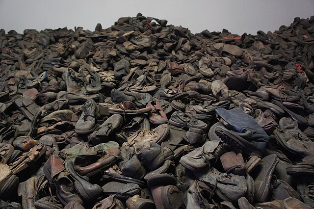 ערימת נעליים של קורבנות מחנה הריכוז וההשמדה אושוויץ במוזיאון אשר באתר המחנה. הערמה ממלאת את כל התמונה.