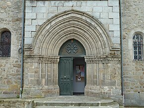 Auzances eglise St Jacques portail.JPG