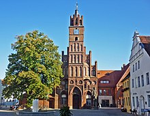 Das Altstädtische Rathaus der Stadt Brandenburg an der Havel mit dem Roland im Vordergrund