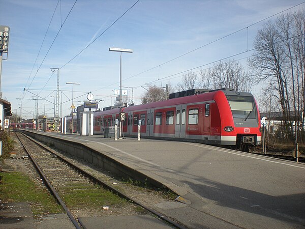 Class 423 train at Wolfratshausen station