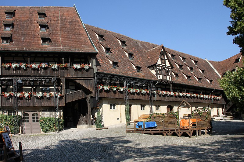 File:Bamberg-Alte Hofhaltung-20-Dom-Innenhof-2013-gje.jpg