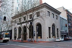 Portland Oregon'daki Bank of California Binası, MAX treniyle Aralık 2013.jpg