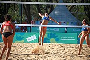 Deutsch: Beachvolleyball bei den Olympischen Jugendspielen 2018; Tag 8, 14. Oktober 2018; Mädchen, Achtelfinale – Bolivien-Puerto Rico 0:2 (18–21/18–21 ) English: Beach volleyball at the 2018 Summer Youth Olympics at 14 October 2018 – Girls Round of 16 – Bolivia-Puerto Rico 0:2 (18–21/18–21 )