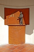 新鲁汶大学內的勒梅特塑像