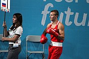 Deutsch: Boxen bei den Olympischen Jugendspielen 2018 Tag 12, 18. Oktober 2018 - Finale im Leichten Weltergewicht Jungen – Ilia Popov (Russland, rot) schlägt Talgat Shaiken (Kasachstan, blau) 4-1; Ringrichter ist James Beckles (Trinidad und Tobago). English: Boxing at the 2018 Summer Youth Olympics on 18 October 2018 – Final Light Welterweight Boys Bout - Ilia Popov (Rusia, rojo) supera a Talgat Shaiken (Kazajstán, azul) 4-1; Referee is James Beckles (Trinidad and Tobago). Español: Boxeo en los Juegos Olímpicos Juveniles de Verano de 2018 en 18 de octubre de 2018 - Chicos de peso welter ligero final: Ilia Popov (Uzbekistán, roja) le gana a Talgat Shaiken (Egipto, azul) 4-1; El árbitro es James Beckles (Trinidad y Tobago).