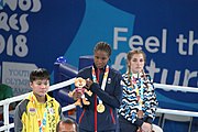 Deutsch: Boxen bei den Olympischen Jugendspielen 2018 Tag 12, 18. Oktober 2018 - Medaillenzeremonie im Leichtgewicht der Mädchen - Gold: Caroline Sara DuBois (Großbritannien), Silber: Porntip Buapa (Thailand), Bronze: Oriana Saputo (Argentinien); Medaillenübergabe durch Habu Gumel (IOC, Nigeria), Geschenkübergabe durch Raymond Silvas (USA, AIBA). English: Boxing at the 2018 Summer Youth Olympics on 18 October 2018 – Girl's Lightweight Medal Ceremony - Gold: Caroline Sara DuBois (Great Britain), Silver: Porntip Buapa (Thailand), Bronze: Oriana Saputo (Argentina); Medal handover by Habu Gumel (IOC, Nigeria), Gift presented by Raymond Silvas (USA, AIBA). Español: Boxeo en los Juegos Olímpicos Juveniles de Verano de 2018 en 18 de octubre de 2018 - Ceremonia de la Medalla de peso ligero para niñas - Oro: Caroline Sara DuBois (Gran Bretaña), Plata: Porntip Buapa (Thailand), Bronce: Oriana Saputo (Argentina); Entrega de medallas por Habu Gumel (COI, Nigeria), Regalo presentado por Raymond Silvas (EE. UU., AIBA).