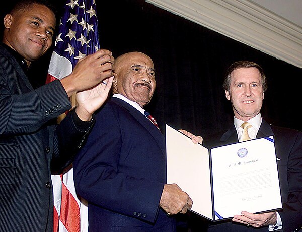 Carl Brashear (center) received an Outstanding Public Service Award in October 2000 from actor Cuba Gooding, Jr. and then-Defense Secretary William Co