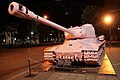 Čeština: Růžový tank výtvarníka Davida Černého na Komenského náměstí před Červeným kostelem, instalovaný v rámci výstavy Moravské galerie Kmeny 90. Snímek pořízen později večer 2. června.