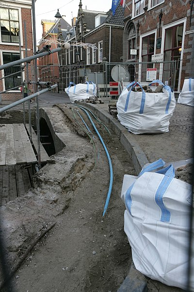 File:Brugrenovatie kabeltracé bouwpuinzakken.jpg